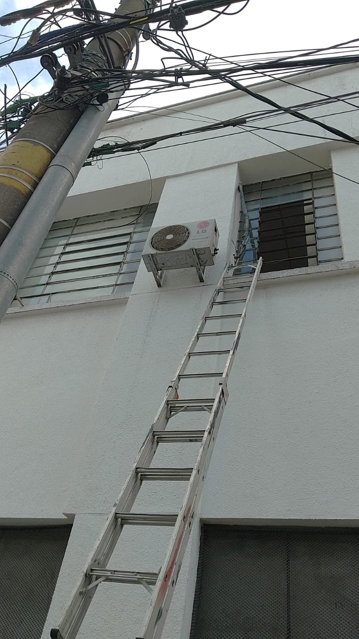 Passagem de tubulação para ar condicionado com acabamento limpo