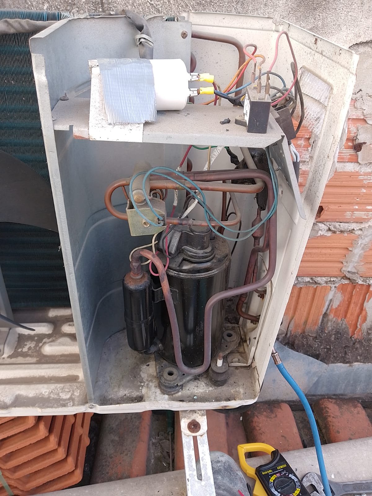 Técnico da Alex Breeze instalando ar condicionado split inverter